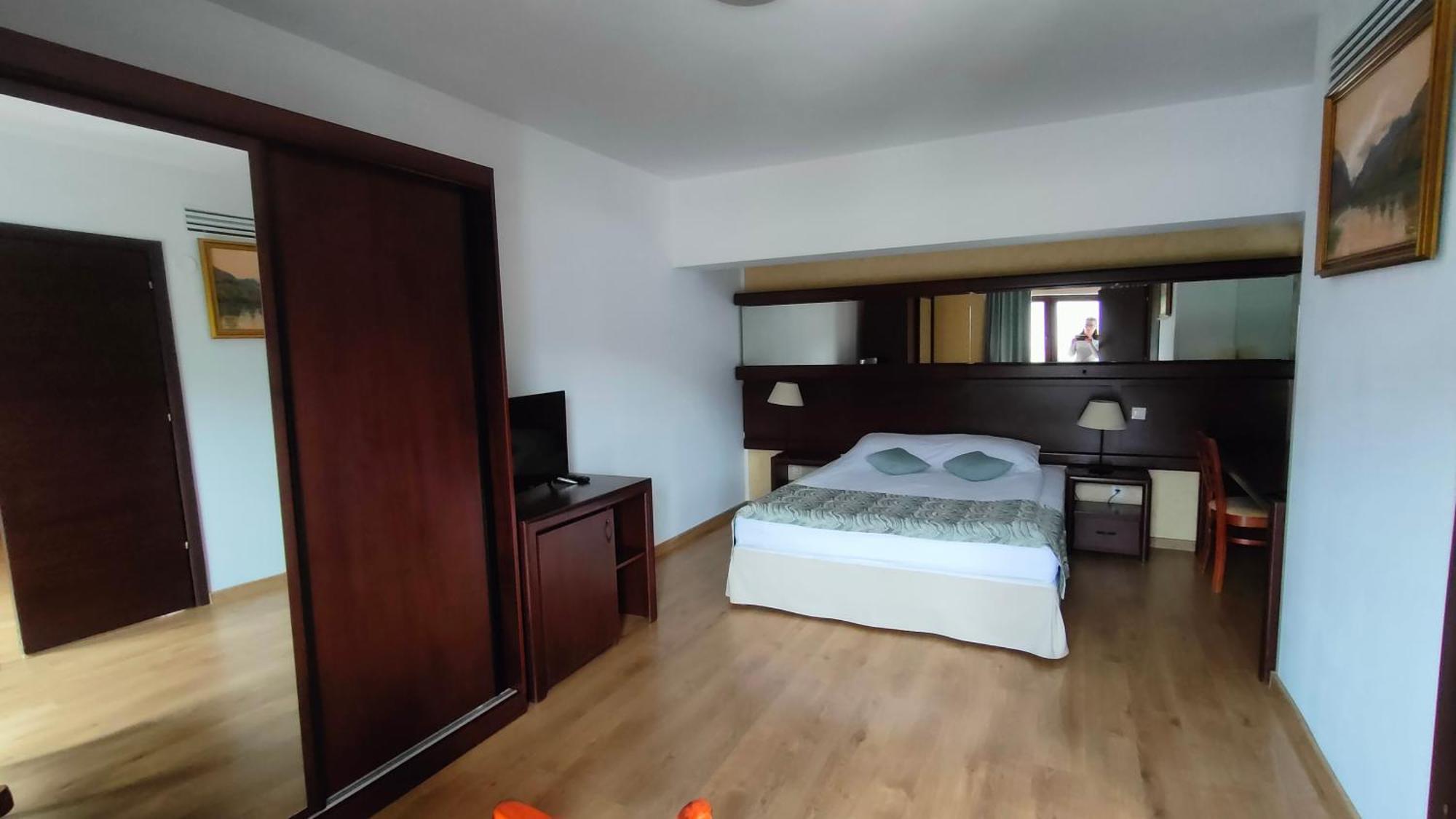 Hotel Valea Cu Pesti Capatineni-Ungureni Exterior foto